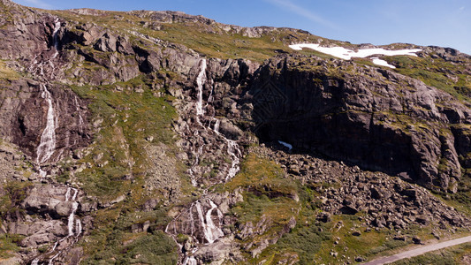 山中瀑布挪威洛美和卢斯特之间旅游景色5号Sognefjellet公路挪威洛美和卢斯特之间夏季挪威索格涅夫杰莱特公路图片