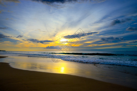海洋浪和沙子中美丽的日落自由文字空间图片
