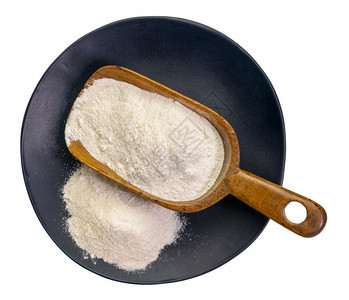木勺和盘子上的薯面粉yuca是免费的面粉和谷类图片