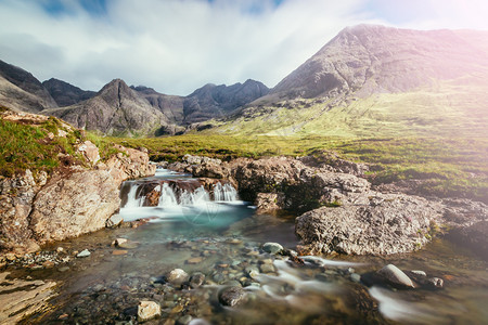 美丽的风景山上瀑布仙子池苏格兰斯凯岛阳光图片