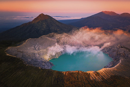 java精英班日出时有绿宝石硫磺湖的KawahIjen火山风景印度尼西亚东爪哇全景自然观背背景