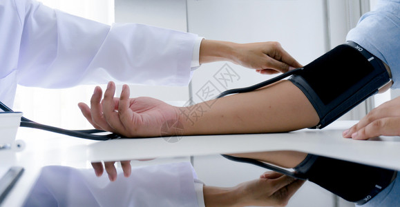检查老妇病人动脉血压的医生疗保健图片