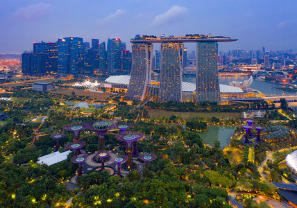 新加坡市中心空景象亚洲技术智能城市金融区和商业中心夜幕天梯和高楼大背景图片