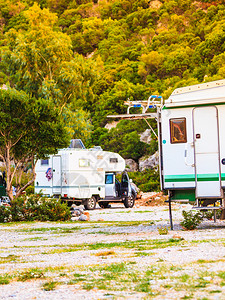 在希腊自然景区旅游度假的露营房车图片
