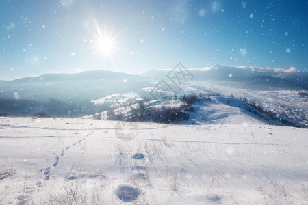 圣诞节冬季背景有雪和模糊bokoh图片