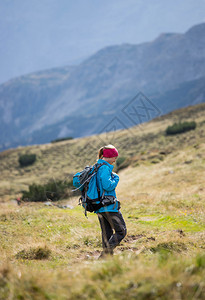 职业运动穿服的妇女正在山上徒步旅行奥地利背景图片