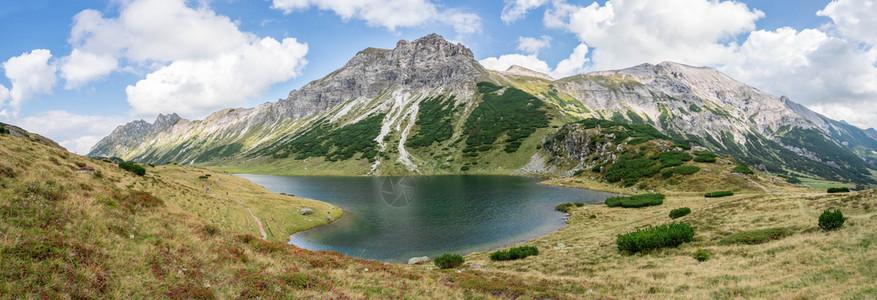 山地景观洛基脉清水湖和蓝云天空全景图片