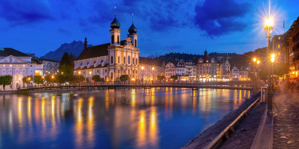 会和童话故事之家晚上在瑞士卢塞恩老城沿鲁斯河晚上在瑞士卢塞恩晚上在瑞士图片