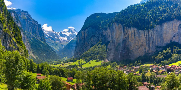 Lauterbrunnen山谷Lauterbrunen村StaubbachFall和瑞士阿尔卑斯山的Lauterbrunen墙全图片