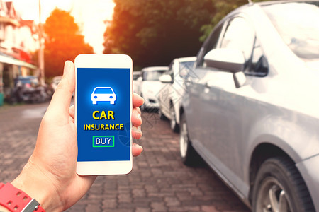 互联网保险保险技术工业概念和驾驶汽车保险用智能手机的人背景