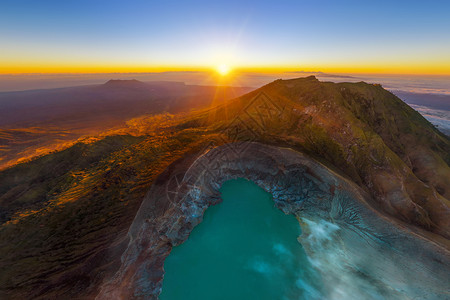 java精英班日出时KawahIjen火山与绿宝石硫磺湖的空中景象印度尼西亚东爪哇全景自然观背背景