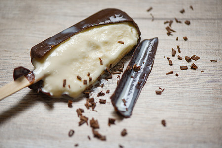 冰淇淋棒糖淇淋甜点冰淇淋香草覆盖木本底巧克力有选择的焦点图片