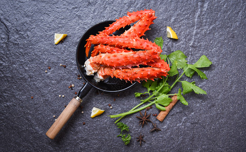 阿拉斯加的王蟹北海道鲜和柠檬药草香料煮熟的海鲜图片