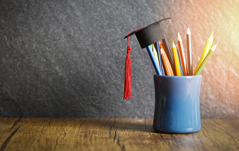 在黑暗背景铅笔盒中颜色的毕业上限图片