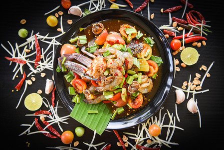 黑板新鲜蔬菜药草和香料成分上配有新鲜虾螃蟹的海产食品沙拉辣和鲜虾螃蟹图片