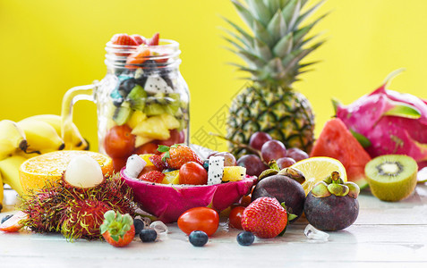 果子沙拉碗新鲜夏季水果和蔬菜健康有机食品草莓橙椰子蓝龙果热带葡萄番茄柠檬拉布丹芒果菠萝西瓜香蕉图片