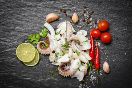 鱿鱼沙拉加柠檬药草和暗底的香料鱼煮开胃菜烤热辣酱图片