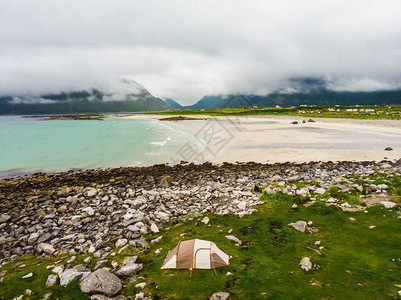 夏季在海岸的帐篷上多云寒冷天气在海上露营SkagsandenBeachFlakstadoyLofoten群岛挪威假日旅行和冒险S图片