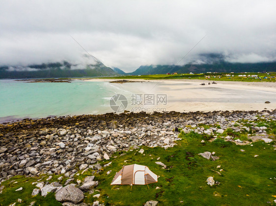 夏季在海岸的帐篷上多云寒冷天气在海上露营SkagsandenBeachFlakstadoyLofoten群岛挪威假日旅行和冒险S图片