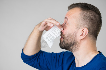 男人有流感打喷嚏入卫生组织男人病过敏吹鼻涕男人图片