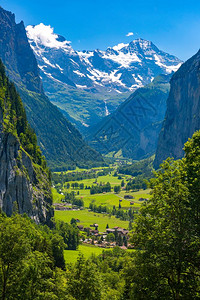 Lauterbrunnen山谷Lauterbrunnen村瑞士阿尔卑斯山的瀑布和Lauterbrunnen墙图片