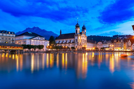 会和童话故事之家晚上在瑞士卢塞恩老城沿鲁斯河晚上在瑞士卢塞恩晚上在瑞士图片