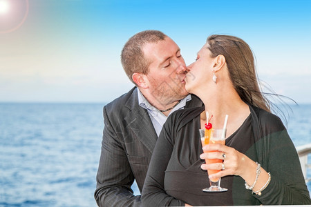 在甲板上亲吻的情侣图片