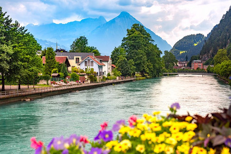 因特拉肯老城的Aare河这是瑞士伯尔尼高地的重要旅游中心图片