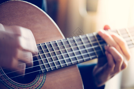 音乐家演奏古典吉他模糊的手壁纸板和指图片