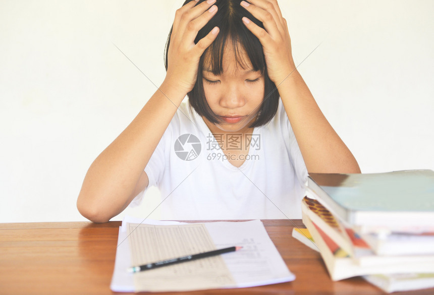 在课堂记录和使用铅笔时学习概念使用笔记并铅进行学习时强调生女Asiian在考试结业时要把书放在桌上图片