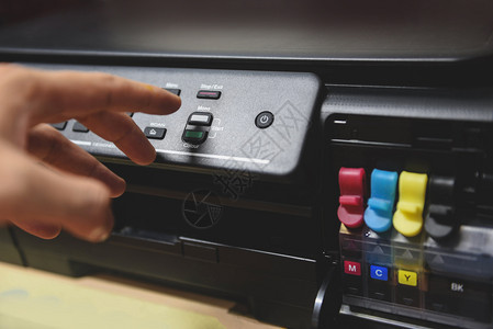 复印机概念商务人员在打印机墨板上的手按键用于办公室复印机用品的扫描仪背景图片