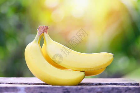 以木和自然园地为背景的新鲜香蕉水果夏图片