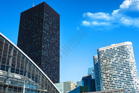 法国巴黎现代商业区和清蓝天空图片