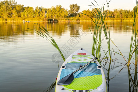 香波堡在平静的湖泊上起坐充气板科罗拉多州林斯堡夏季末风景的自然地区之一背景