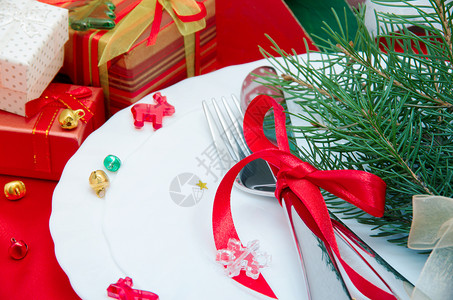 圣诞节桌位带有圣诞节装饰品图片