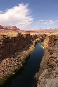 科罗拉多河在亚利桑那北部的山脊和河堤下割断了马布尔峡谷图片