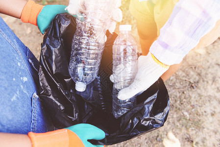 帮助保持自然清洁的青年妇女志愿者团体从有助于环境的公园回收和废物减少技术中拾取垃圾塑料瓶背景图片