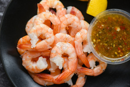 新鲜虾在餐盘上配有海鲜酱在餐厅煮熟的虾图片