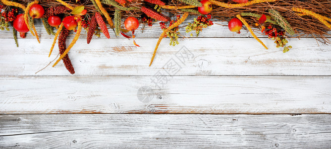 白锈木头顶端的感恩节装饰图片