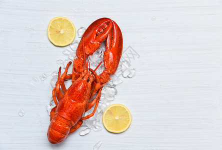 海鲜龙虾冰海鲜虾的龙和白木桌上的柠檬背景