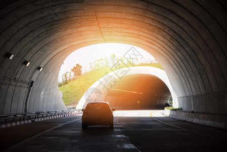 公路隧道交通车的速隧道尽头有亮光背景图片