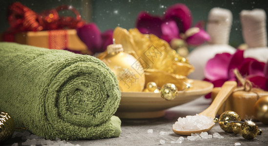 卡通毛巾配有圣诞装饰的斯帕构成节假日SPA治疗节假日和放松概念背景