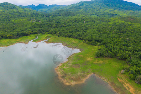 泰国Kanchanaburi区公园热带森林中的树木河流或湖泊以及夏季山区或丘的空中最高视图图片