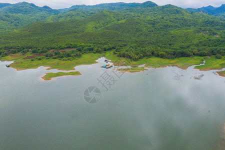 泰国Kanchanaburi区公园热带森林中的树木河流或湖泊以及夏季山区或丘的空中最高视图图片
