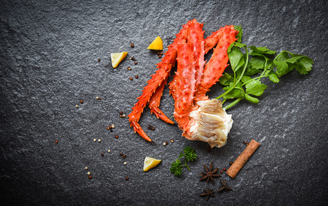 阿拉斯加国王螃蟹腿煮了柠檬面草药和香料底黑红螃蟹北海道鲜图片