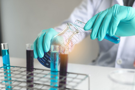 在实验室里进行化学物质试验管的科学研究员或医生背景图片