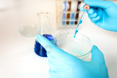 在实验室进行科学在试管中添加液体在实验室分配工作图片