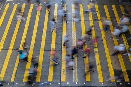 中国香港唐城斑马线繁忙的交通图片