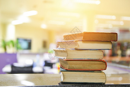 在木制桌上的旧书图馆室供商业和教育背景参考的开放书架回到学校概念背景图片