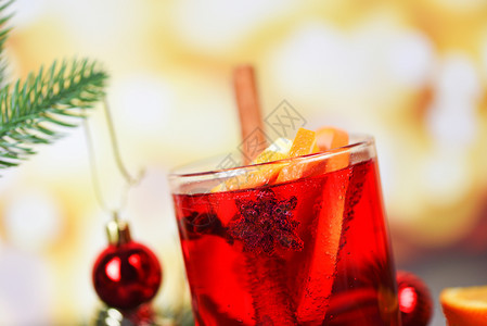 圣诞甜酒美味的假日像派对橙肉桂恒星香味料传统圣诞节饮料冬季假日土制红糖酒杯装饰的桌子图片